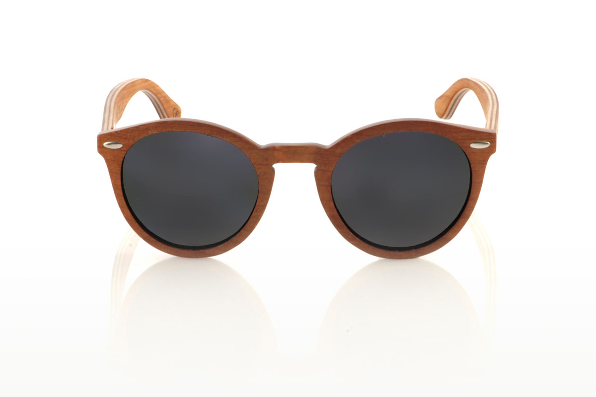 Gafas de Madera Natural de Cherry LINDA. Las gafas de sol de madera LINDA se presentan con una silueta redondeada y elegante, destacando por su montura en madera de cerezo laminada a contraveta, lo que no solo garantiza durabilidad sino también un estilo único gracias a su hermoso veteado. Los pines metálicos plateados en el frontal añaden un toque de distinción, equilibrando la calidez de la madera con un brillo sutil. Con unas medidas más ajustadas de 140x49 y un calibre de 48, estas gafas ofrecen un ajuste cómodo y un estilo versátil, perfecto para quienes buscan un complemento sofisticado y atemporal. Venta al Por Mayor y Detalle | Root Sunglasses® 